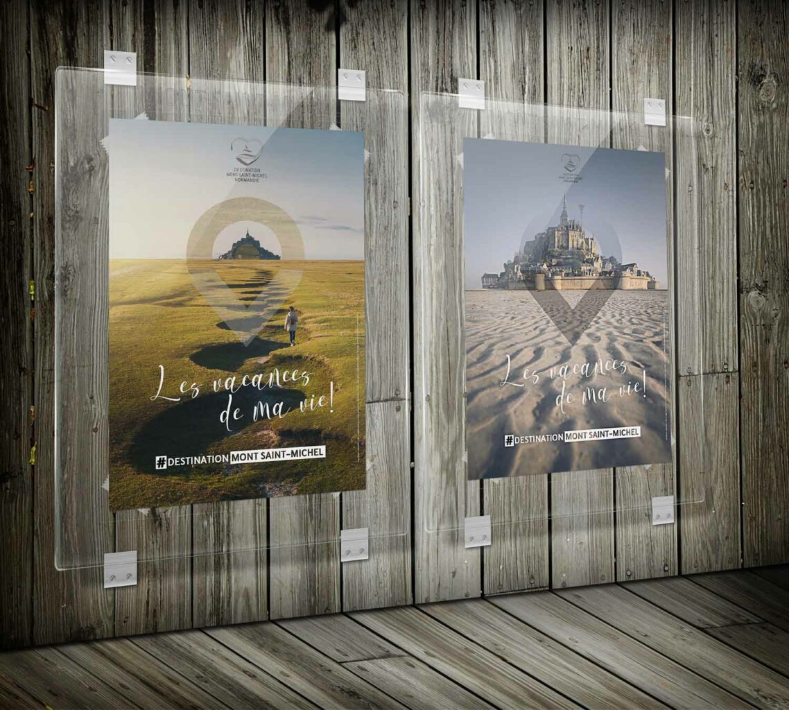 Double affiche du Mont Saint Michel sous cadre en verre sur panneau de bois