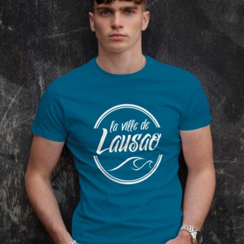 homme posant avec t shirt de la ville de Lausao