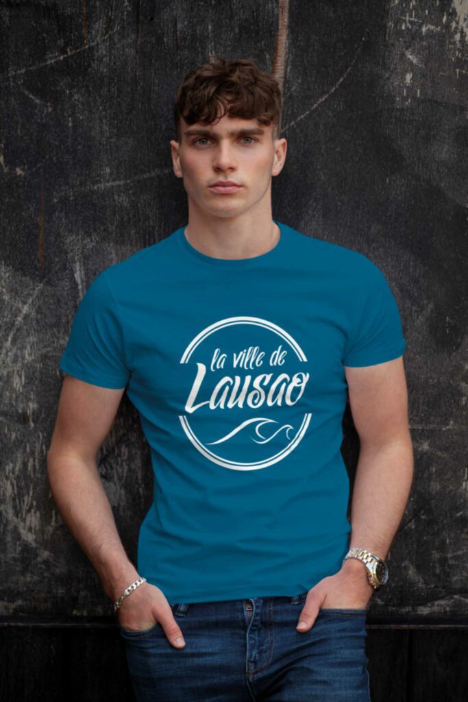 homme posant avec t shirt de la ville de Lausao